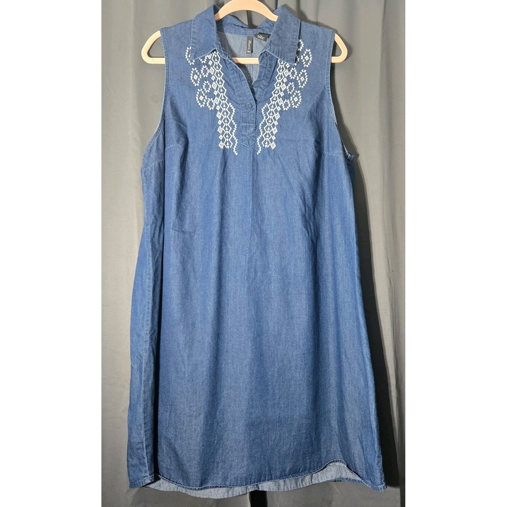 New Directions Curvy Denim Style Collared V-neckline White Geometric Embroidery